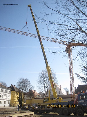 Aufbau eines Baukranes mit einem Autokran in Landshut Kran-Maier Landshut