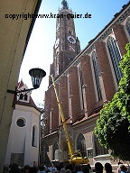 Autokran Kran-Maier Landshut beim Einhub einer Glocke der Frauenkapelle in Landshut