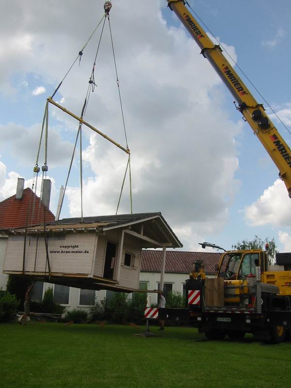 Autokran Maier Landshut Gartenhaus heben