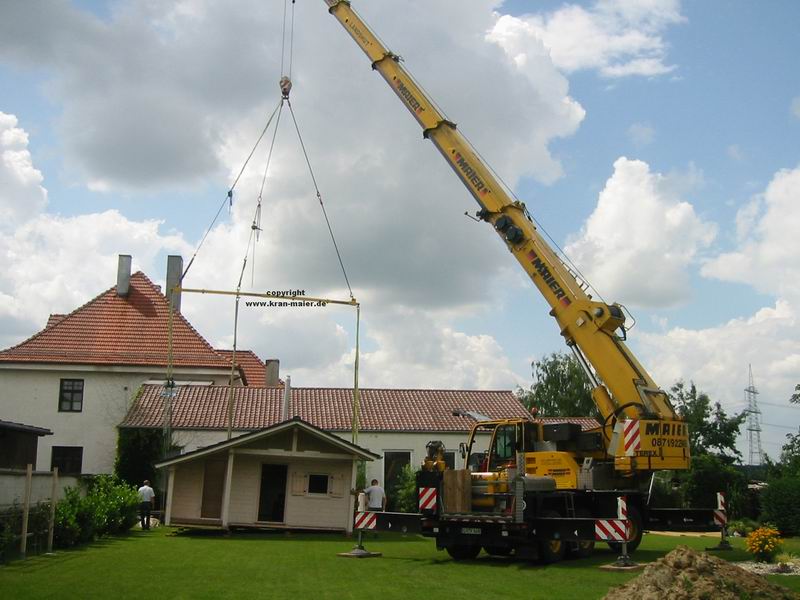 Autkran Maier Landshut Gartenhaus heben