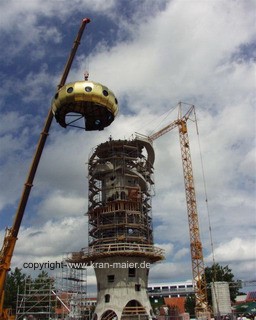 Autokran Maier Landshut Hundertwasserturmkuppel heben