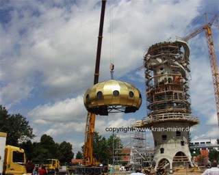 Autokran Maier Landshut Hundertwasserturmkuppel heben