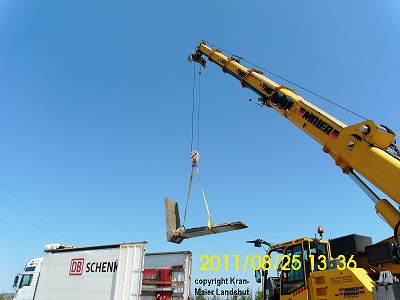 Ein St�ck der Berliner Mauer wird in Landshut vom LKW gehoben Kran-Maier 
