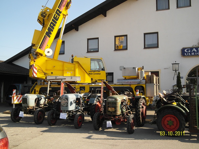 Autokran Maier Oldtimer-Traktoren vor dem Autokran in Piflas 2011