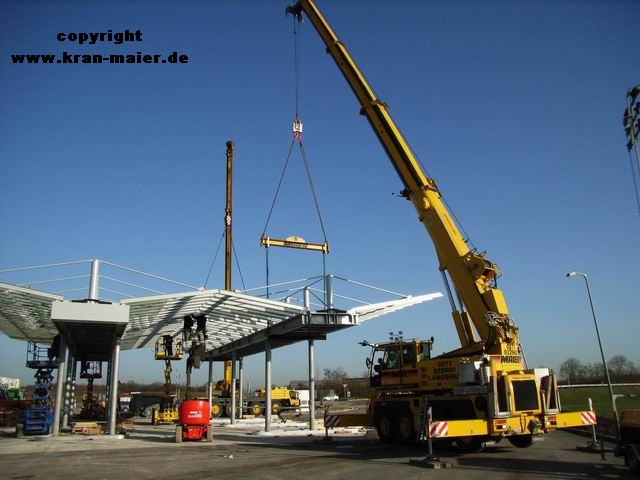 Autokran Maier Landshut Tankstellendach aufheben im Tandemhub